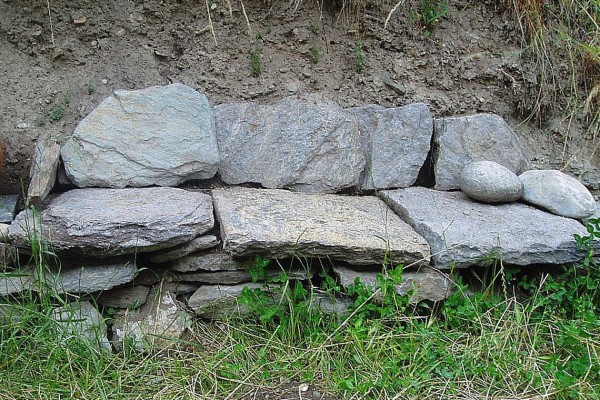 Bankstel in Italie, gemaakt van stenen 