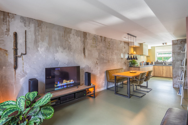 Industrieele huiskamer en keuken bij particulier met 'oude'betonnen wanden
