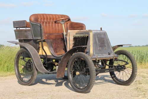 Renault uit 1908, plaatwerk en stryping geschilderd alsof deze 100jaar in een schuur gestaan heeft.jpg