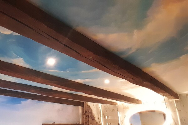 Plafondschildering doorlopend op wand