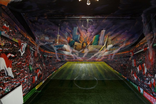 Van slaapkamer met raam en schuine wand tot  Feyenoordstadion