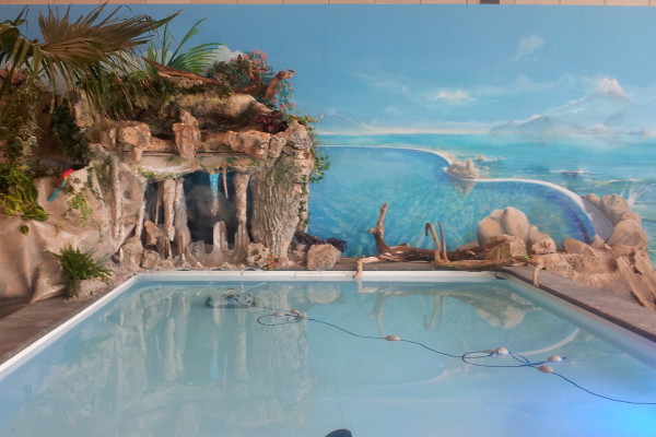 Waterval en fontein bij APP zwembaden. Een combi van decors en muurschilderingen